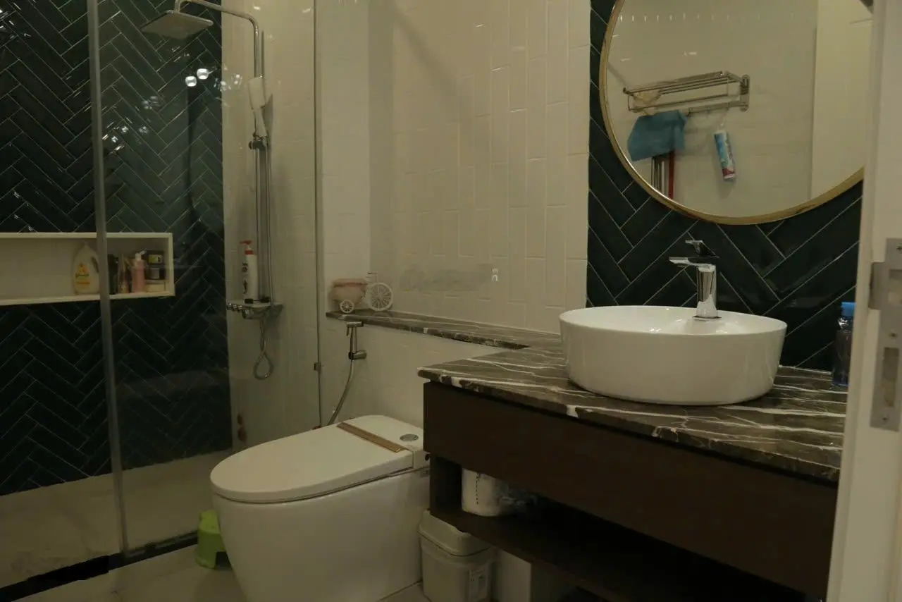 Kẹt tiền bán gấp nhà hoàn thiện cao cấp DT: 7x19.5m sát kênh Sông Trăng, Bến Du Thuyền Vạn Phúc