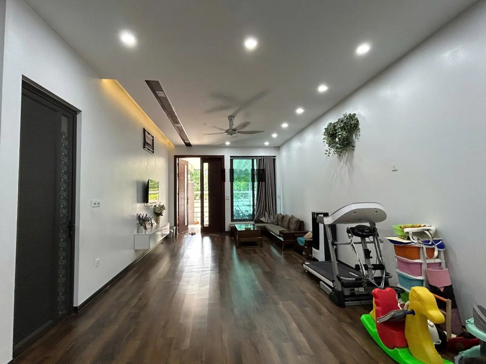 Bán căn nhà to, biệt thự thu nhỏ, 2,5 tầng, sổ đỏ pháp lý rõ ràng, giá tốt nhất thị trường đát nền