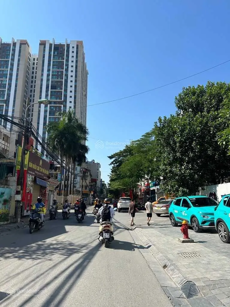 Cần bán nhà phân lô quân đội ô tô vào nhà, kinh doanh , Đường Triều Khúc, Hà Nội