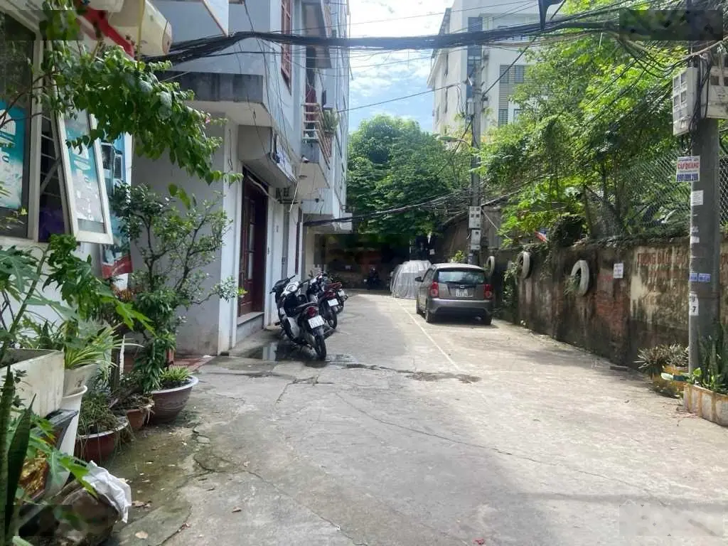 Nhà mới, ô tô đỗ cửa. Full đồ, DT 90m2, 3 tầng. Giá chào 2,82 tỷ. Có thương lượng. LH 0966 979 ***