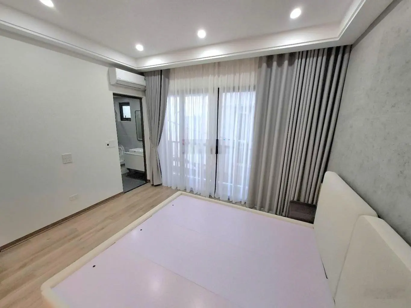 Nhà đẹp cầu thang máy fun nội thất phố trạm long biên hà nội 45m2