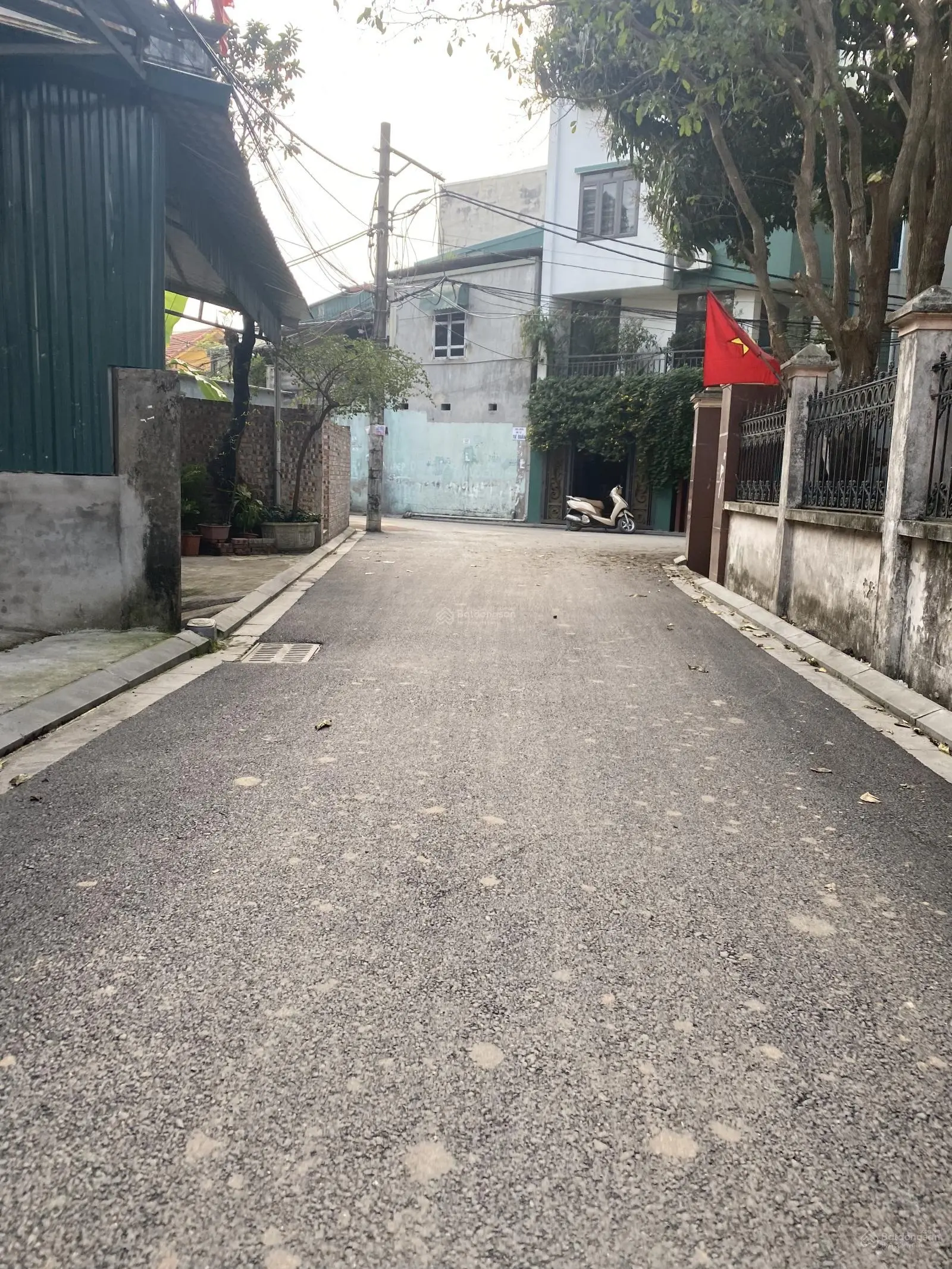 Bán nhà 3 tầng lô góc đường thông ô tô kim chung đông anh.