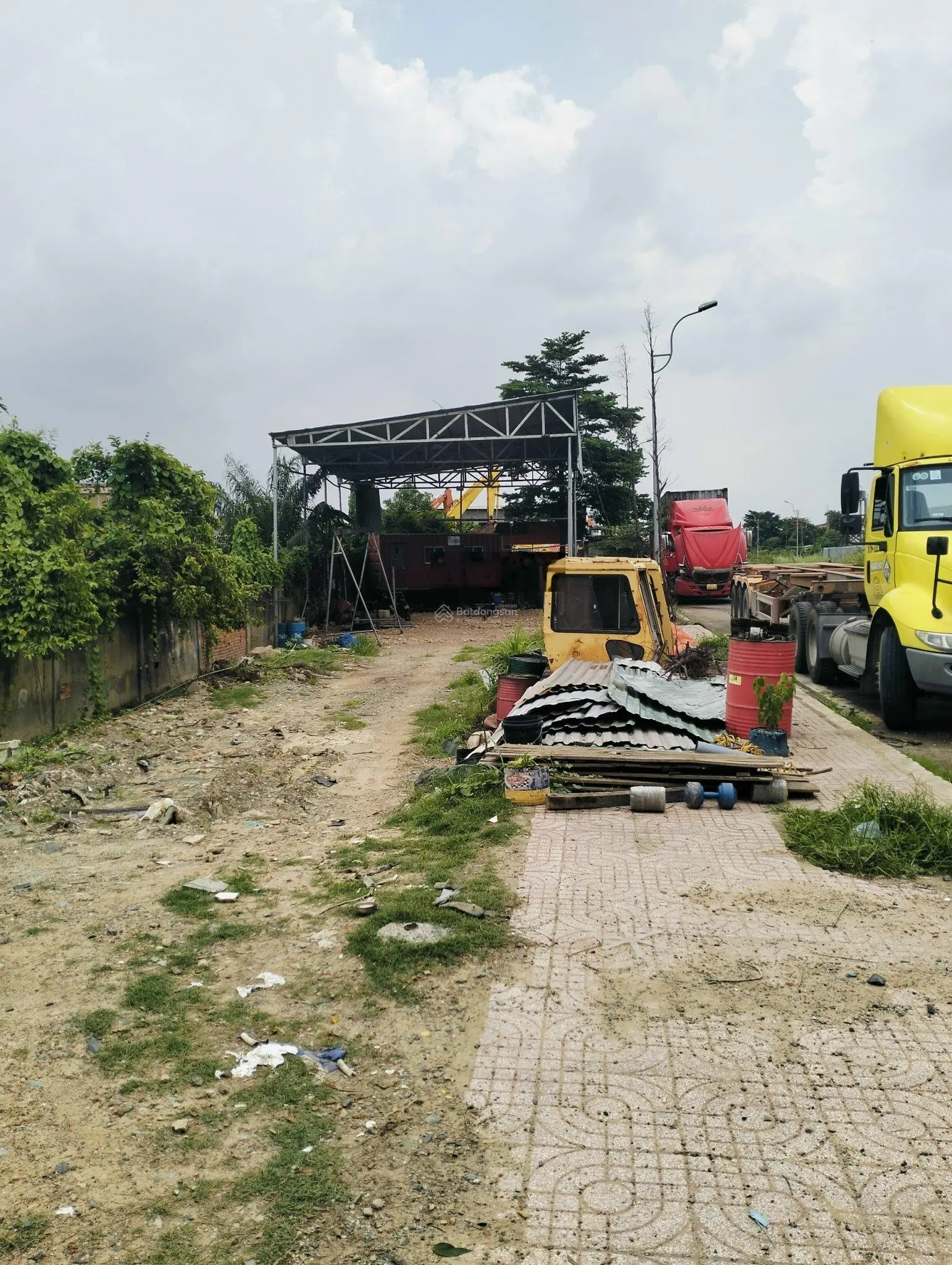 Đất mặt tiền góc đường Mỹ Phước Tân vạn - Xa Lộ Hà Nội. Trên đất có cho thuê 24tr/tháng.