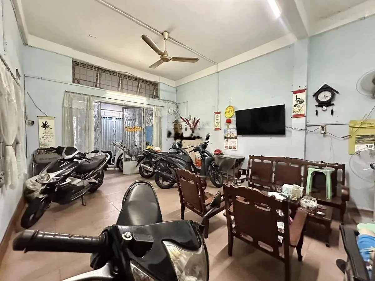 Nhà hẻm xe hơi đường Trần Quang Diệu, Quận 3, kế chợ Nguyễn Văn Trỗi, giá chỉ 200 tr/m2