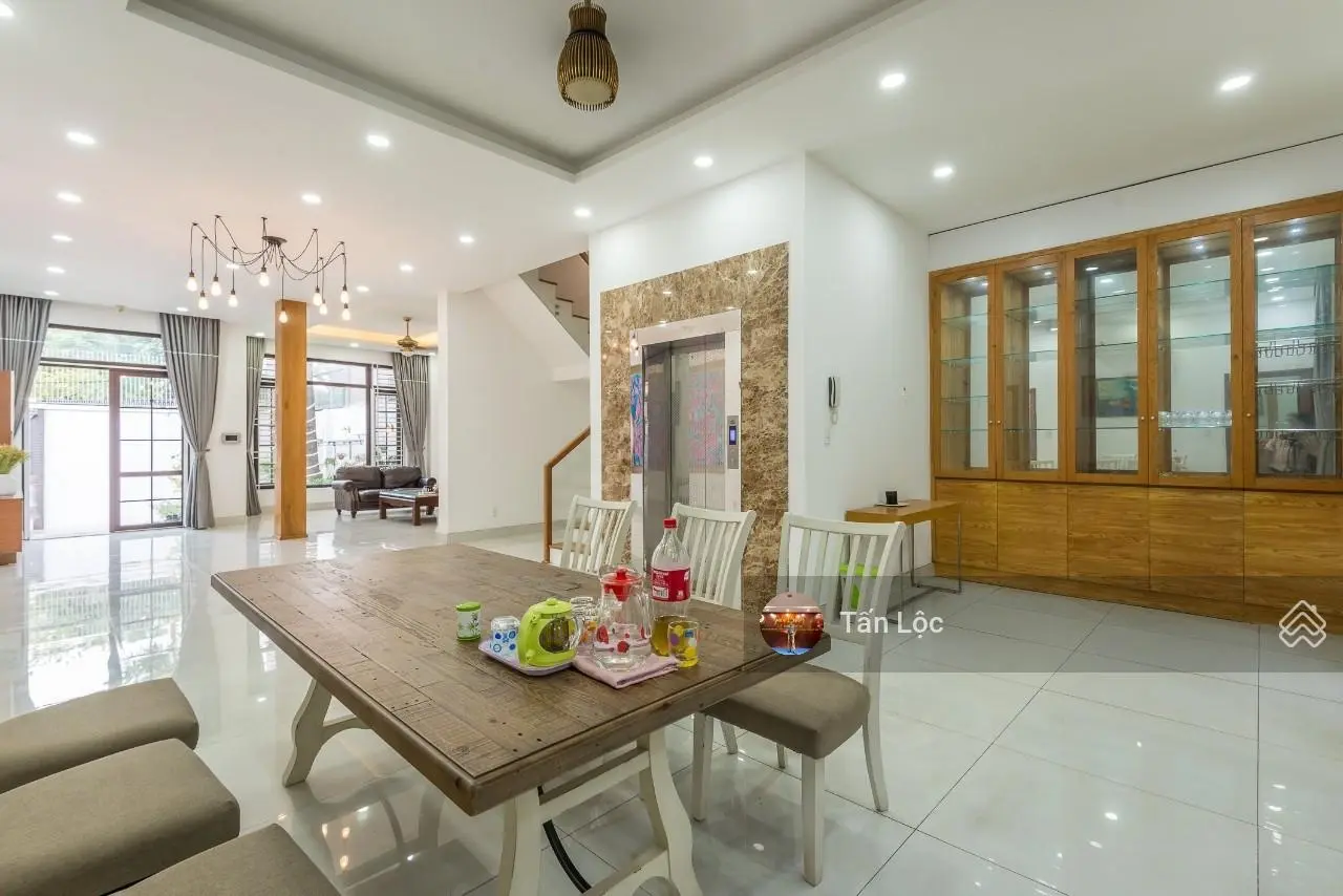 Bán biệt thự mặt tiền 204 Nguyễn Văn Hưởng, Q2. DT 10x16m 3 tầng áp mái giá chỉ 35 tỷ - Siêu đẹp