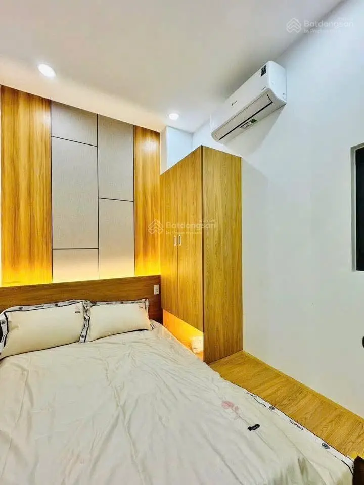 Bán ngộp nhà Hồ Thị Kỷ, P1, Q10, DT 65,7m2, giá 2 tỷ 410tr, HĐT 20tr/ tháng. sổ hồng riêng.