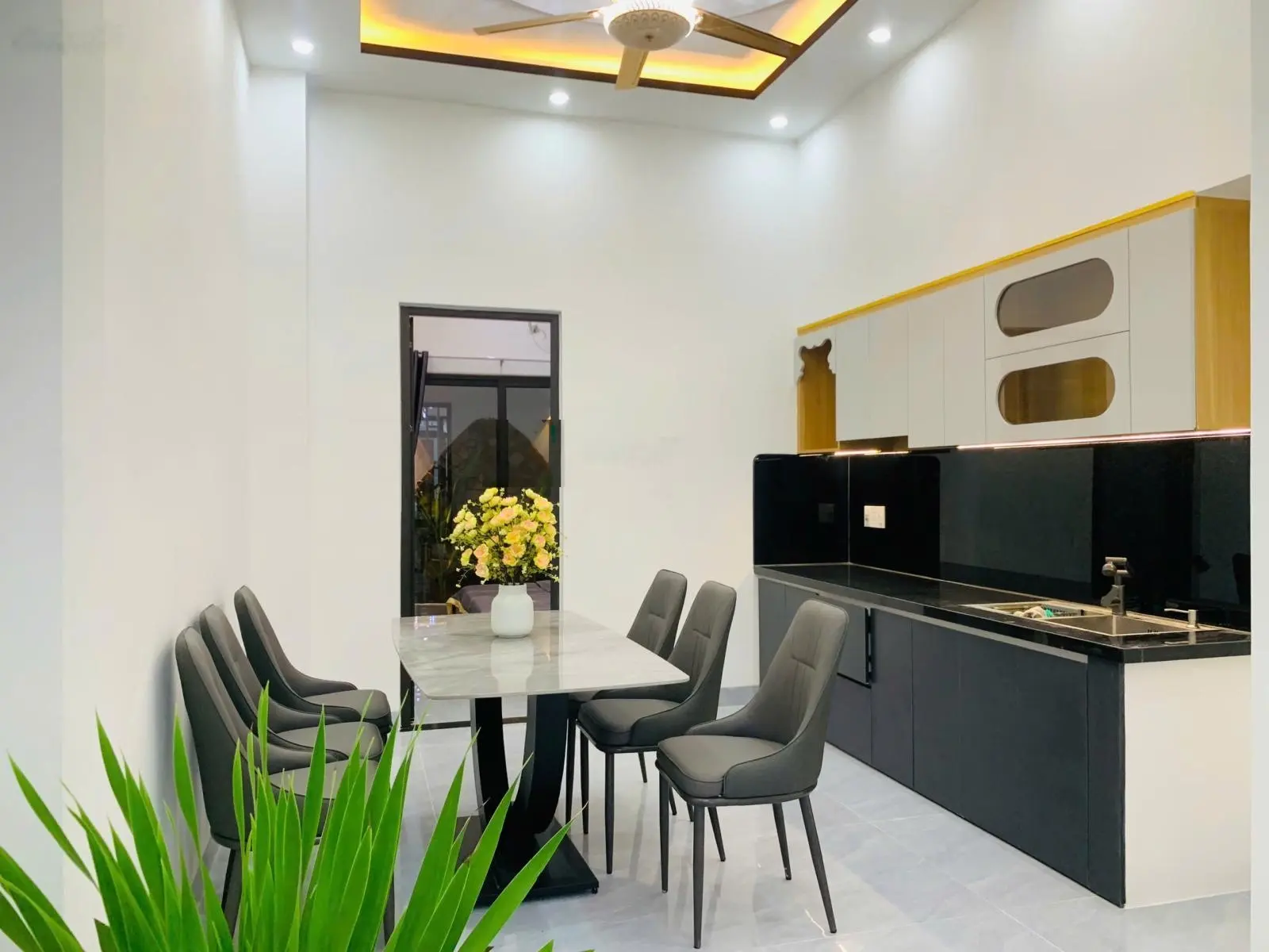 Nhà mới 3 tầng đối diện chợ Hòa Khánh, gần ĐH Bách Khoa. Full nội thất xịn xò, giá tốt