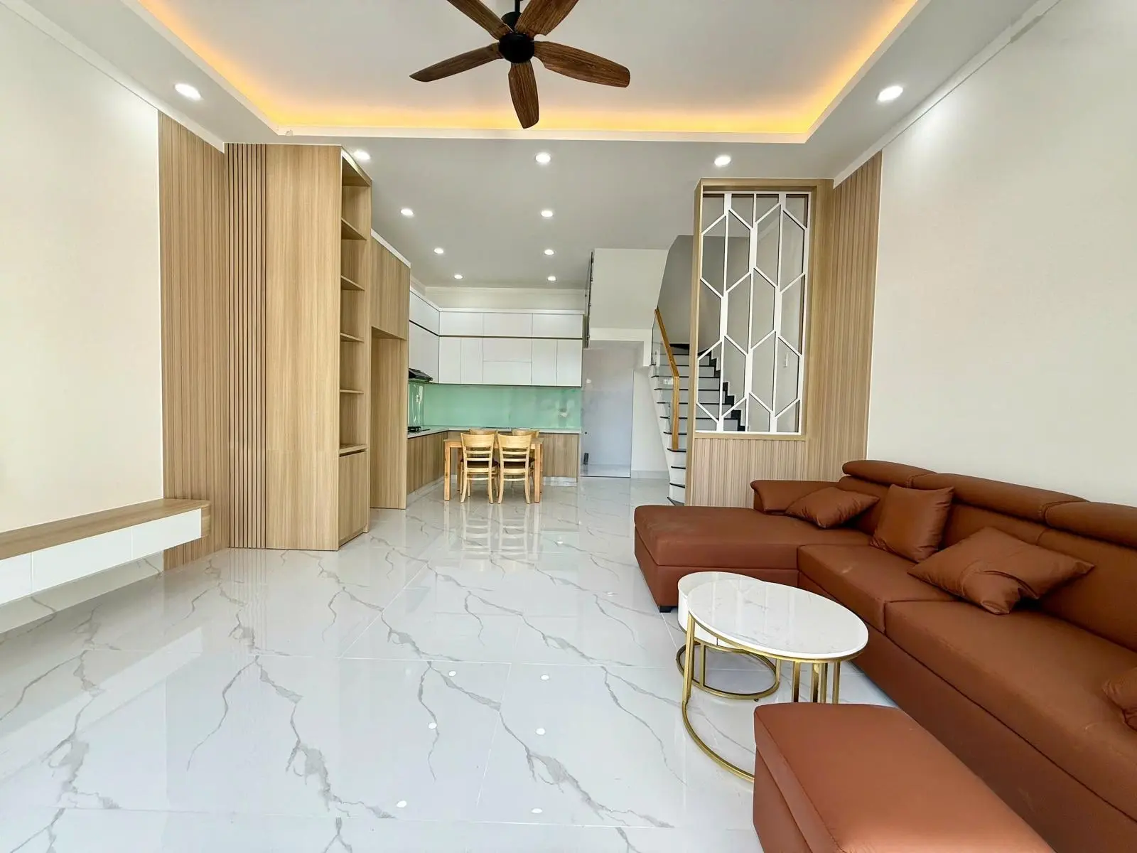 Bán nhà phường Phú Lợi gần vòng xoay Hiệp Thành 3, nhà 1 trệt 2 lầu, 3PN 4WC, sân oto