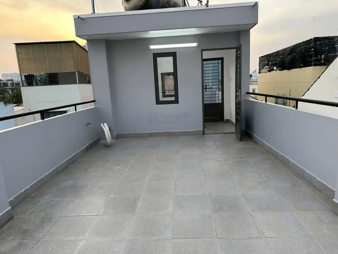 Nhà mới đẹp, 1trệt, 2 lầu, 2 Sân thượng, Ngang 4m x Dài 20m, đất đẹp, có nở hậu. Hoàn công 180,8m2