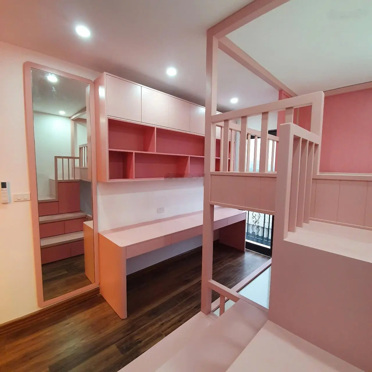 Bán nhà 4 tầng, 40m2, mặt tiền 6m, đường ô tô tải tránh nhau, giá 5,6 tỷ, ngay trạm bơm yên nghĩa