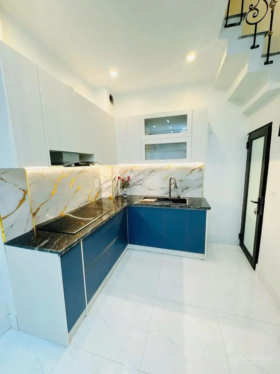 Đặng Tiến Đông. DT 27/30m2 x 4 tầng, MT 3m, giá 7,99 tỷ. Mặt ngõ, taxi đỗ cửa, 1 nhà ra phố.