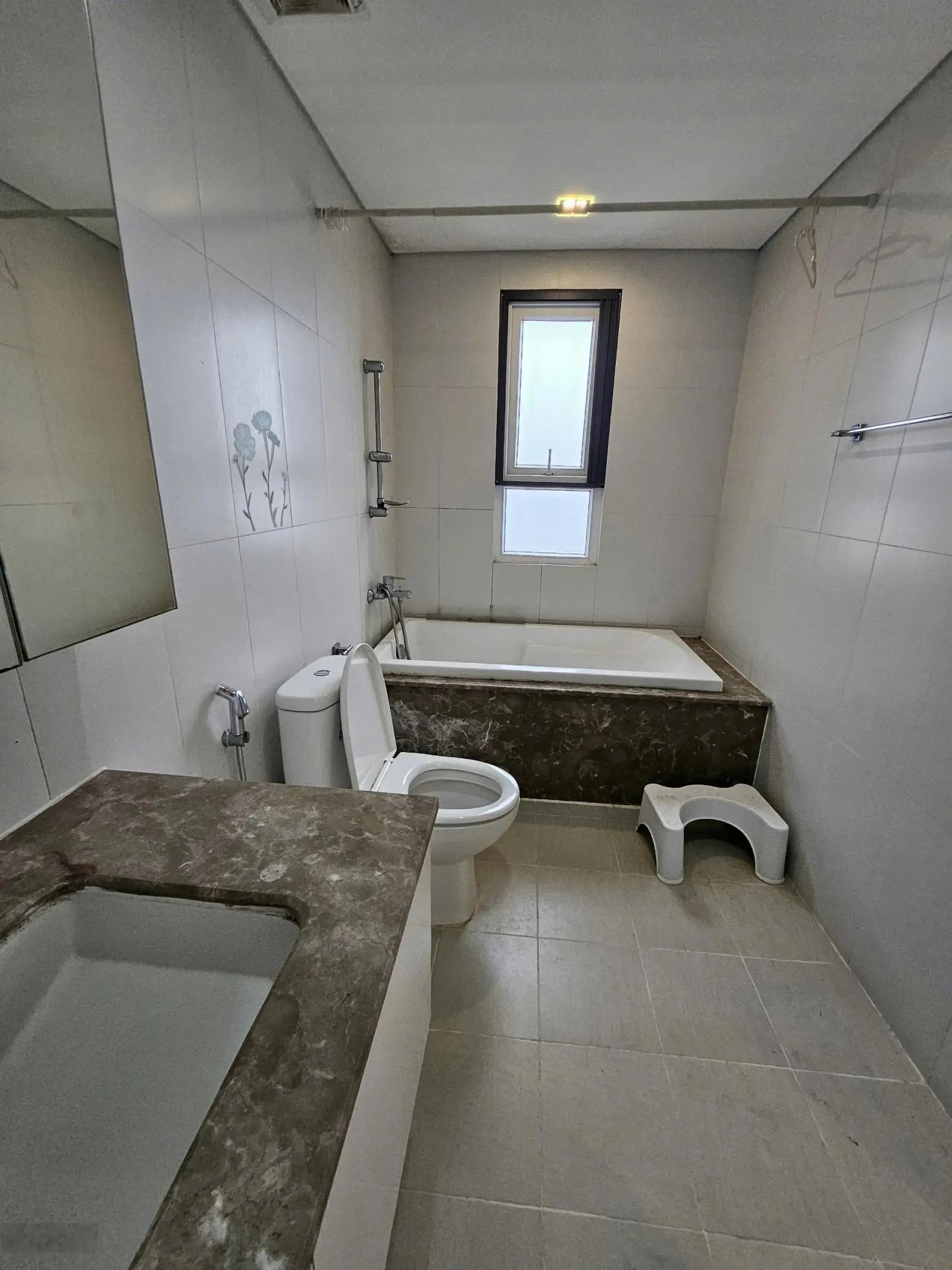 Chính chủ cần bán căn hộ tầng trung siêu hiếm, căn góc 2 mặt thoáng. View siêu thoáng mát. Giá thật