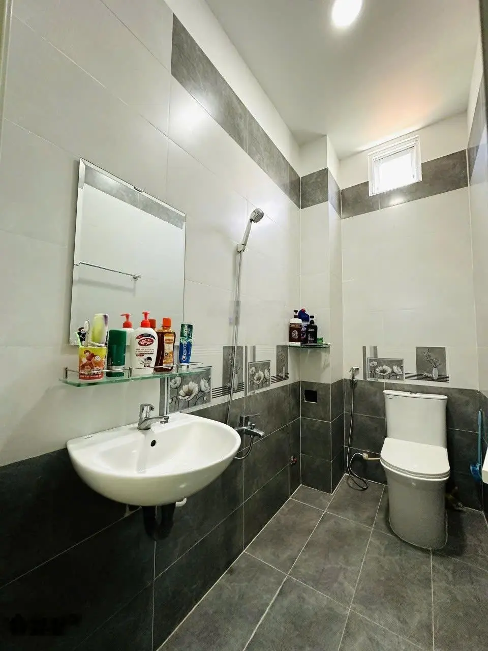 Chính chủ gửi bán gấp nhà mới đẹp SHR, nhà 1 lầu, DT 5,5x15m hẻm 1942 Huỳnh Tấn Phát. Giá đầu tư