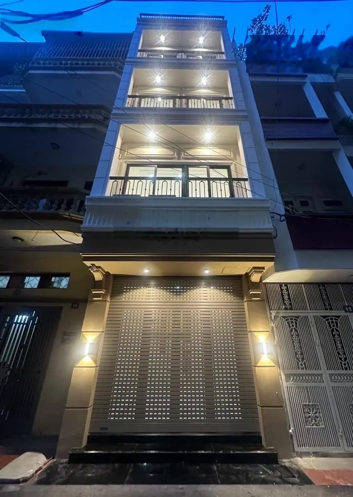 Cực hót, nhà đẹp cầu giấy, ô tô đỗ cửa thang máy ở sướng kdvp đỉnh, 37,3 m2, giá 10,6 tỷ.