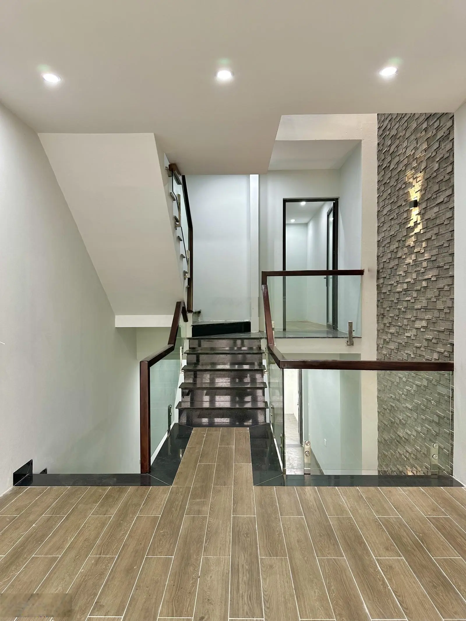 Nhà 4 tầng 4 ngủ sát trường cấp 2 Quang Vinh
