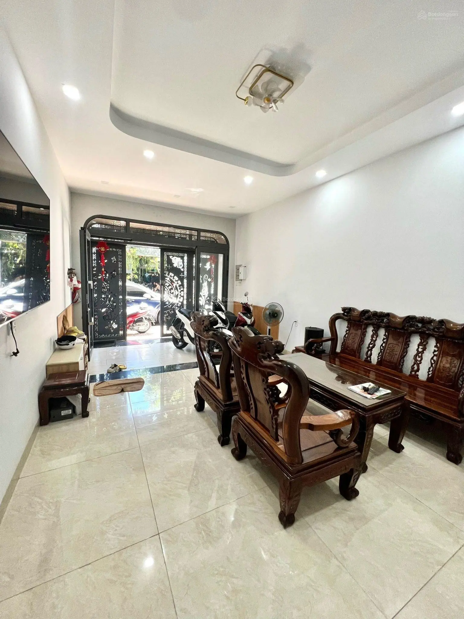 Bán nhà 4 tầng mặt tiền đường Hồng Bàng nội thất đẹp, có thang máy