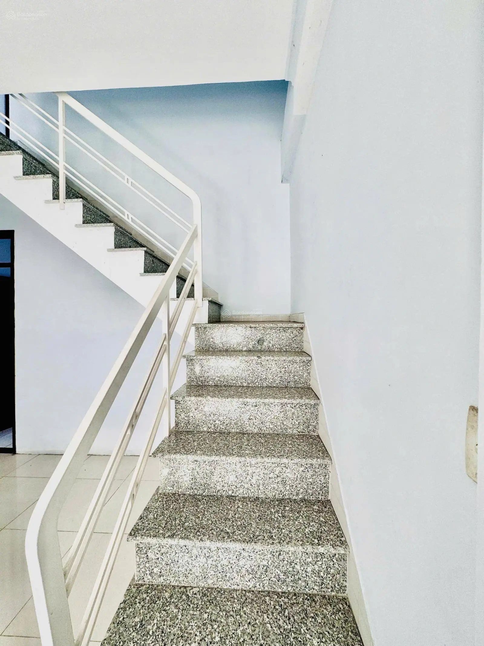 Lê quang định hẻm 1 sẹc dt 74m vuông 3 tầng lầu giá rẻ 3 phòng ngủ lớn LH 0906389979