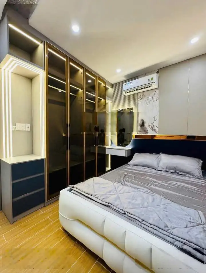 Kẹt tiền bán gấp nhà ngay mặt tiền Đường Cao Thắng-P.3-Quận 3.Giá 3tỷ760/80m2.Đang cho thuê 26triệu