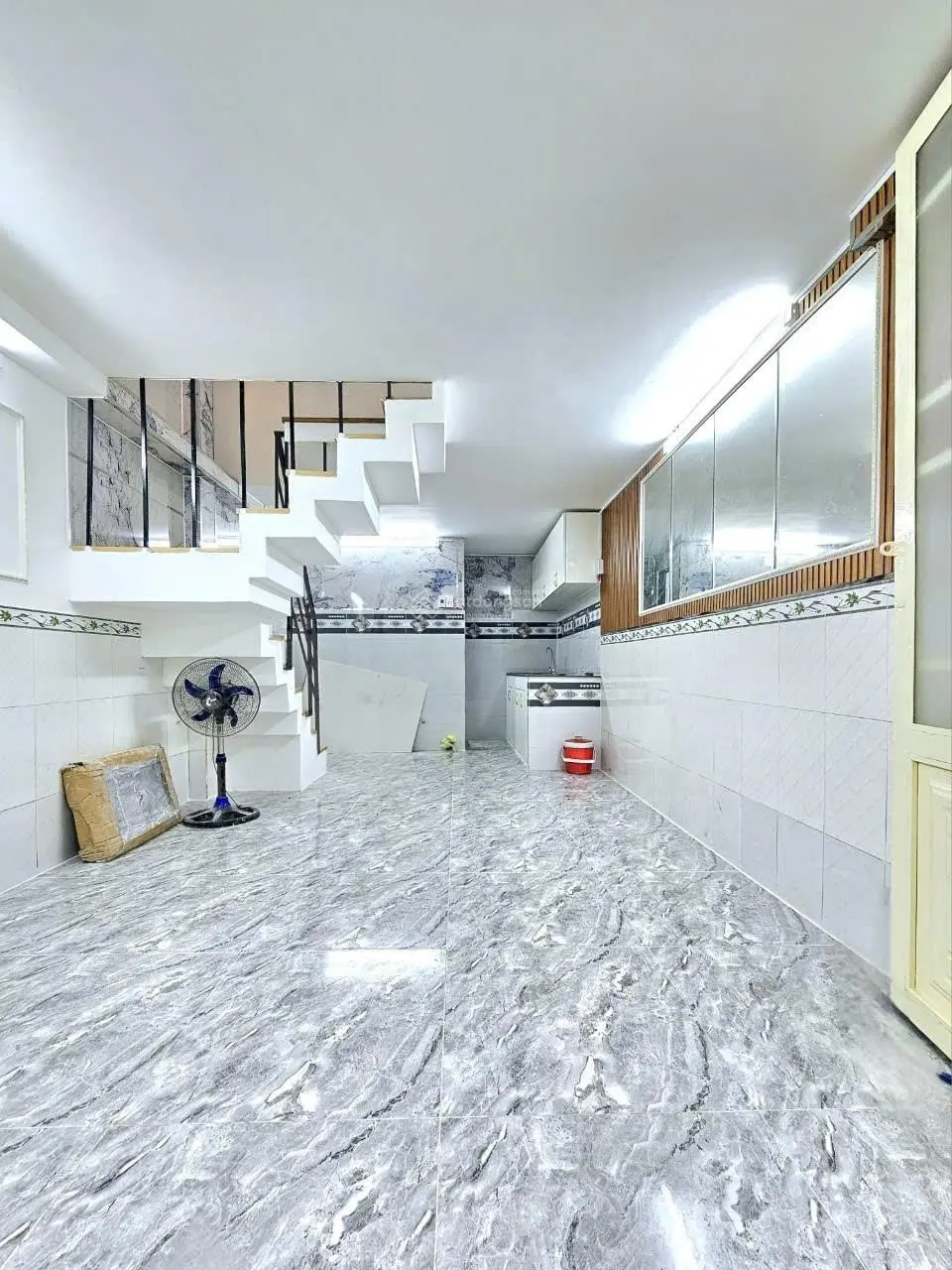 Nhà đẹp và ở liền 1 lầu, kế Quận 7. 750 triệu