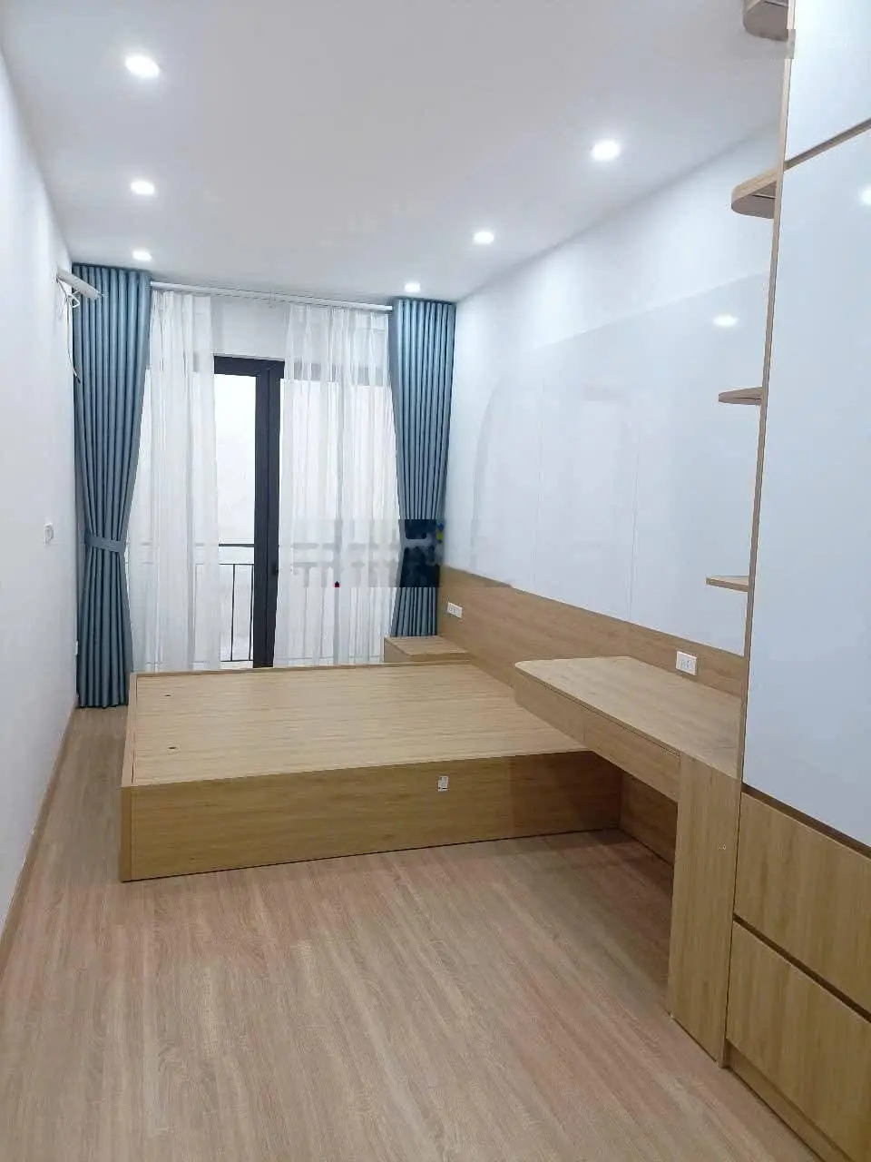 Chợ Khâm Thiên, Đống Đa. DT 28/30m2 x 4 tầng, MT 3m, giá 4,98 tỷ.