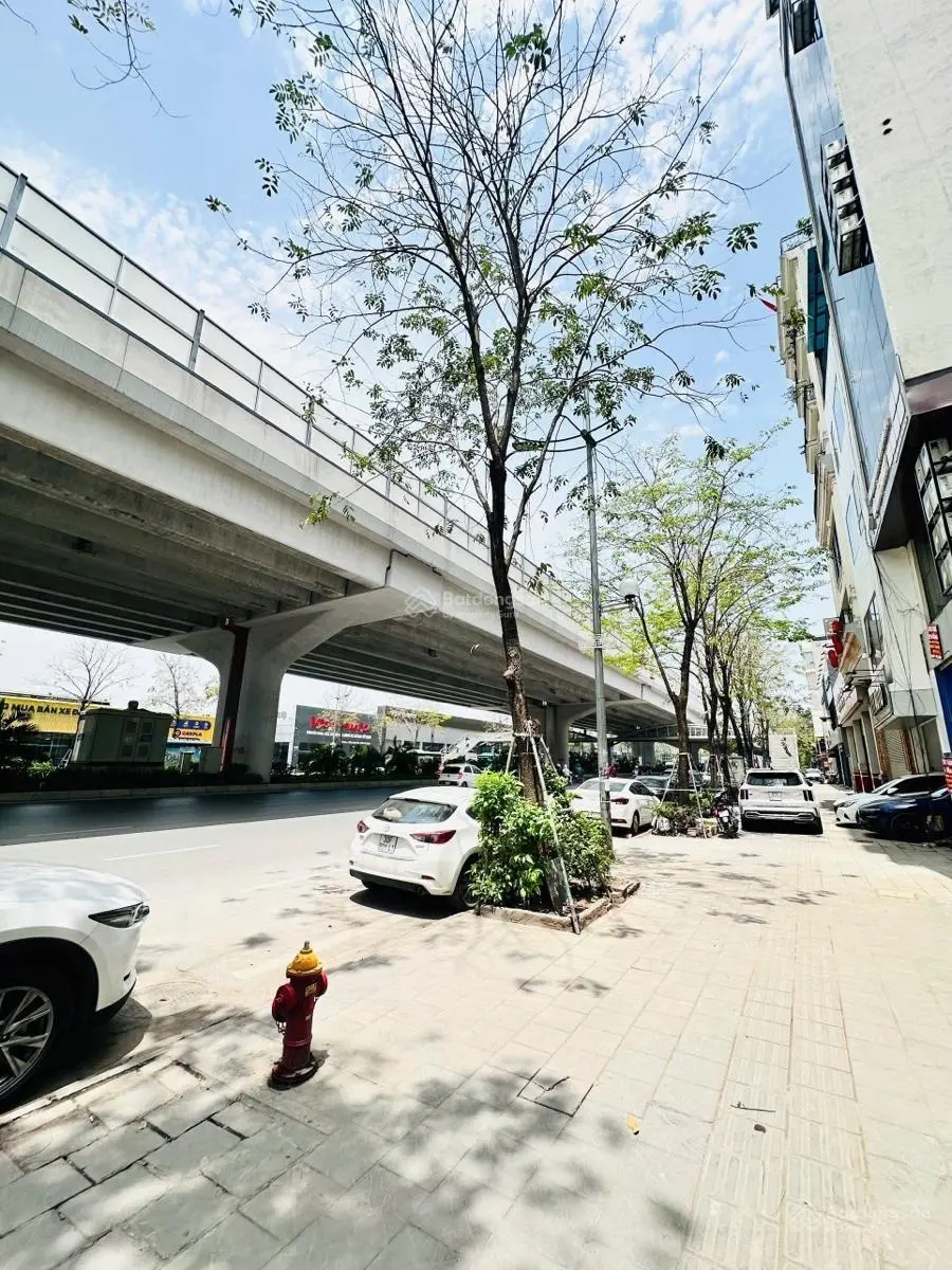Bán nhà mặt phố Phạm Văn Đồng - vỉa hè - kinh doanh - ôtô tránh - sổ đẹp - 40m2- mt 6m. chỉ 16.5 tỷ