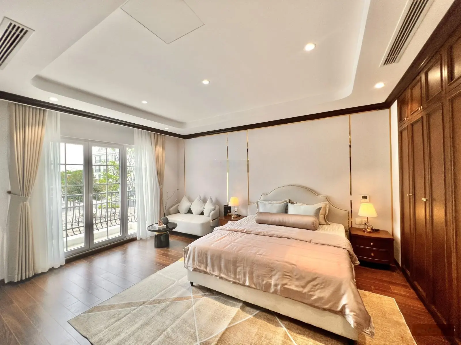 Bán biệt thự góc đẳng cấp 7PN sát công viên điều hoà 31ha mặt tiền 26m cạnh Vinhomes OSP1