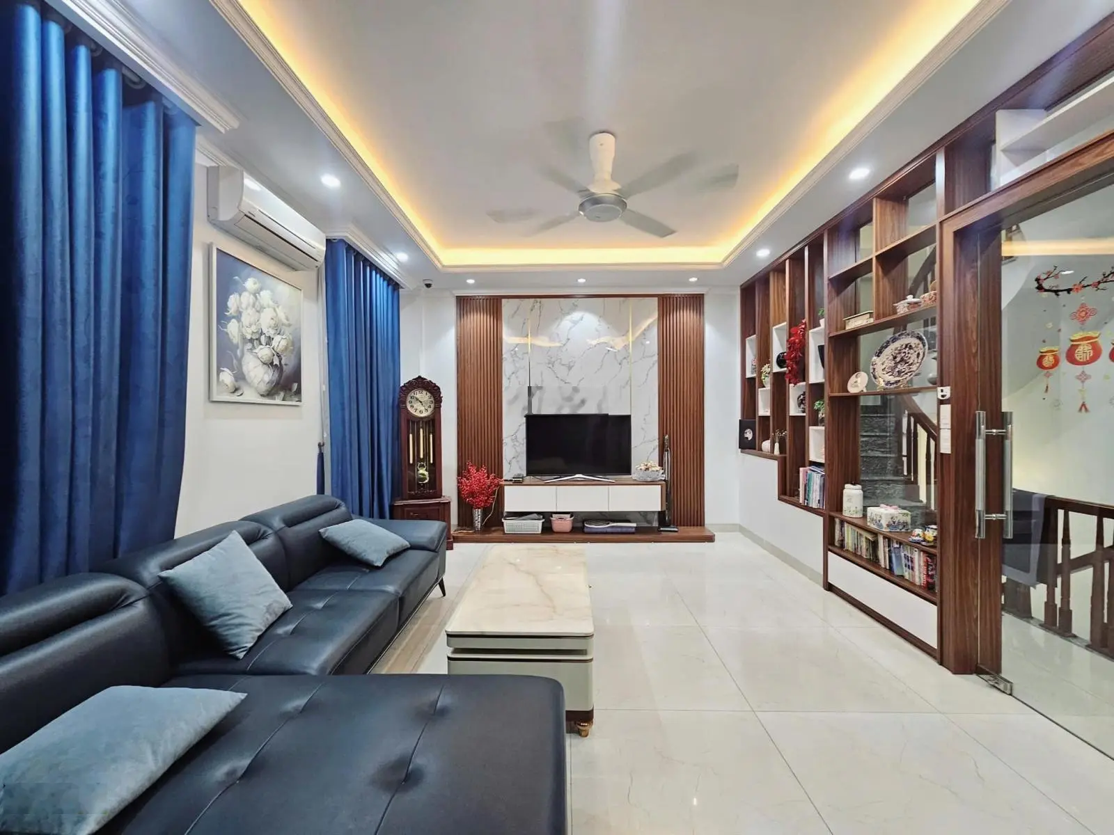Bán nhà lô góc phố Nguyễn Khang, Yên Hòa, Cầu Giấy DT 40m2 x 6 tầng giá 12,5 tỷ ô tô 7 chỗ vào nhà