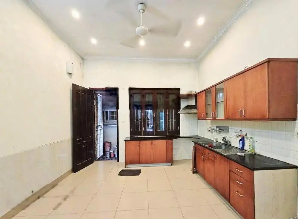 Bán nhà Nguyễn Chí Thanh. Phân lô, oto tránh, 7 chỗ vào nhà. Hai mặt ngõ trước sau. Dân trí cao