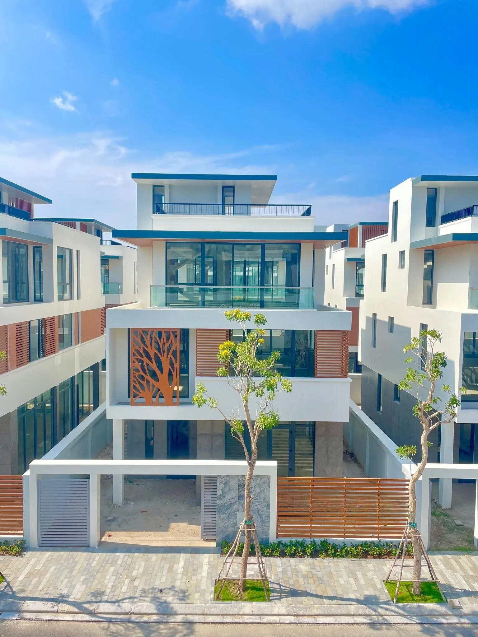 Bán biệt thự Phú Quốc cách Bãi Trường 300m - giá chỉ 24,5 tỷ - sở hữu lâu dài