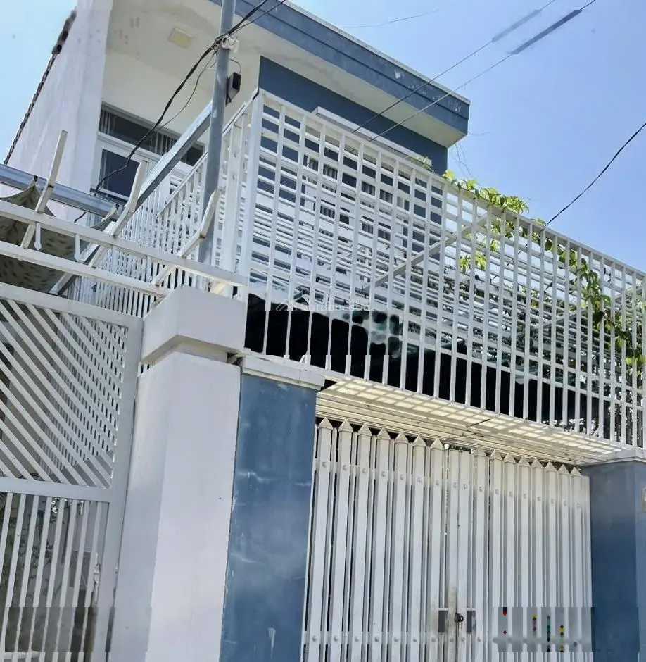 Nhà 3 phòng ngủ, 2 tầng kiên cố, rẻ, hoàn công đầy đủ