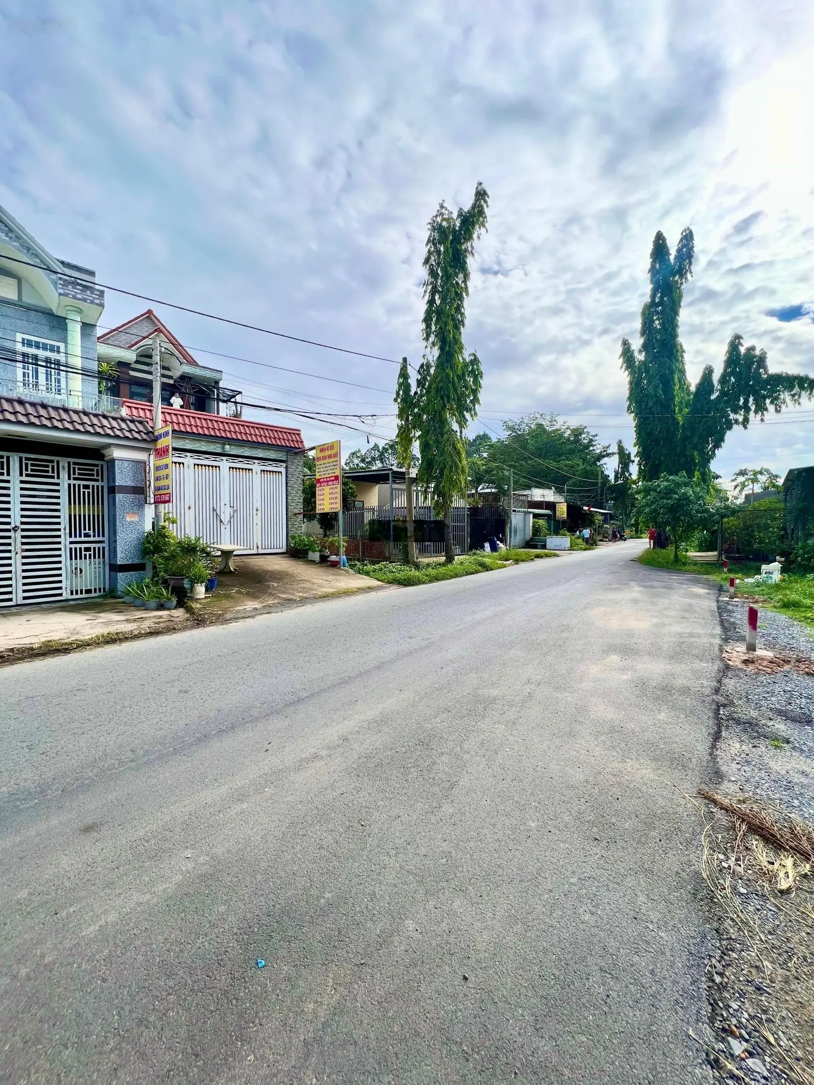 Tôi cần bán gấp lô đất 2 mặt tiền đường nhà nước. Tân Phú Trung cách ngã tư An Sương 14km. Giá rẻ