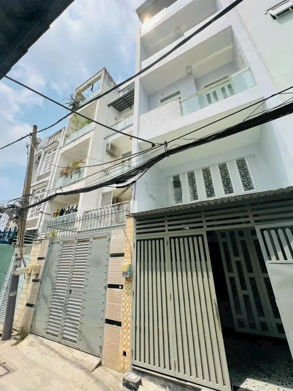 Nhà ngay công viên Gia Định Nguyễn Văn Công P3 4 tầng 4pn 5wc (4x13m) hẻm xe hơi đến nhà