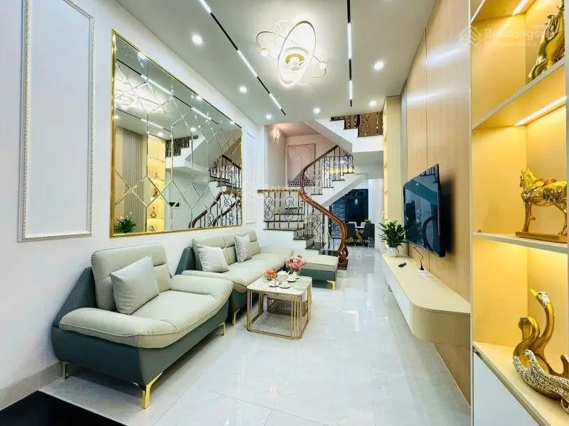 Chính chủ tôi kẹt tiền cần bán gấp njaf nguyên hồng đống đa dt 43m 4 tầng 4 ngủ đủ công năng $ 9 tỷ
