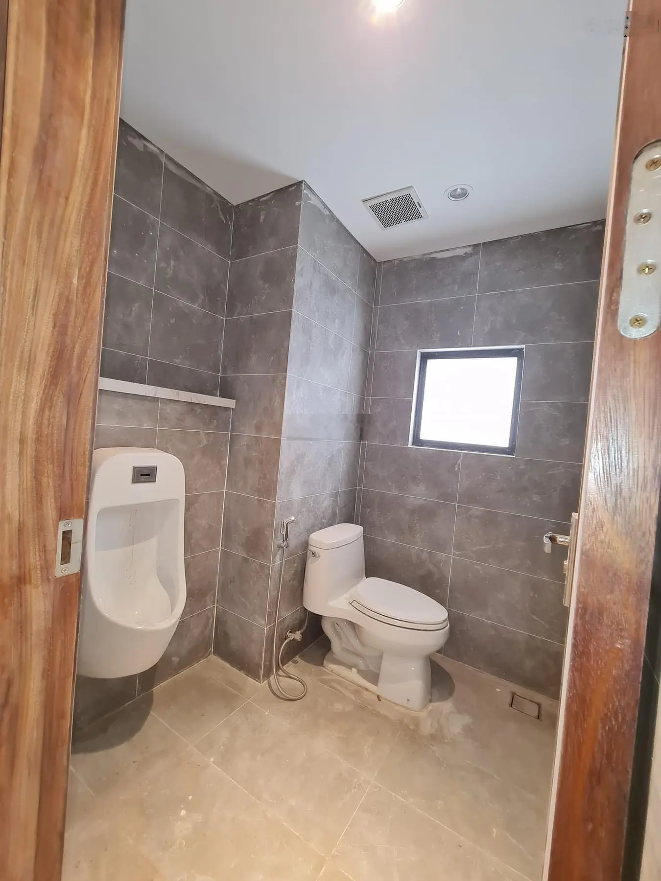 Bán toà nhà văn phòng mặt phố Hoàng Văn Thái. Nhà mới nội thất xịn, vỉa hè rộng kinh doanh vip