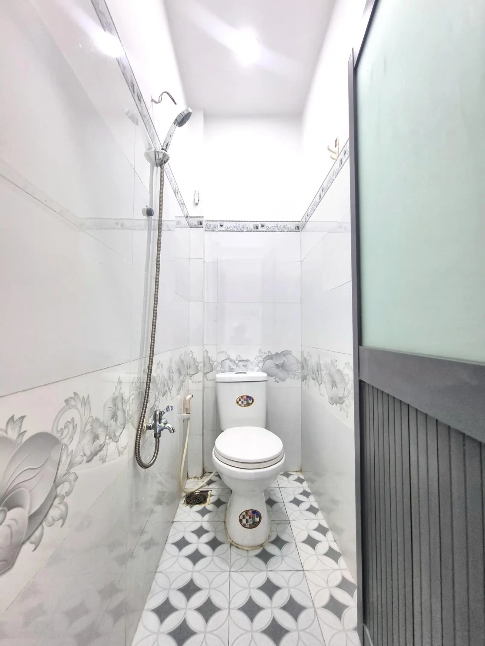 Nhà 2 lầu, mặt tiền hẻm vị trí mua bán kinh doanh đều được. Hẻm trước nhà 4m