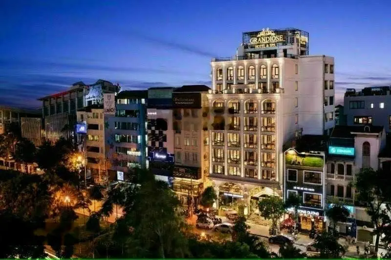 Mẹ tôi bán tòa nhà CHDV P. Bình Thuận, Q7(13x25m) hầm 6 lầu, 2 TM, 53 phòng HĐT: 450tr/th, 54 tỷ