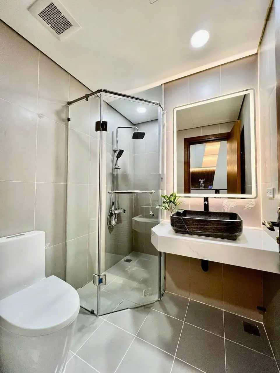 Tôi chính chủ cần bán gấp căn hộ tầng trung, căn góc, 2 mặt thoáng, view triệu đô. Vị trí đắc địa