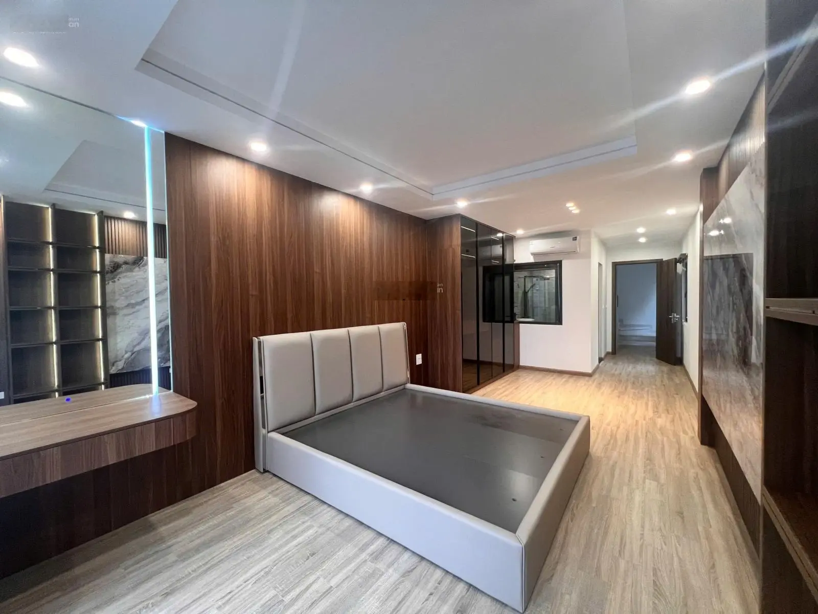 Vỉa hè ô tô tránh tư đình long biên hà nội cầu thang máy fun nội thất 50m2