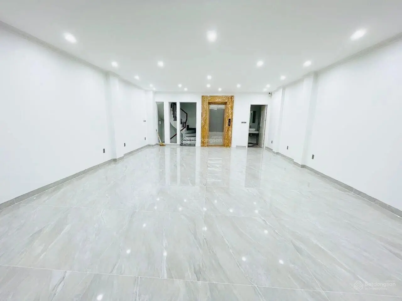 Bán nhà phân lô, thang máy, ô tô tránh Phạm Tuấn Tài 80m 8 tầng MT 6.5m 26 tỷ