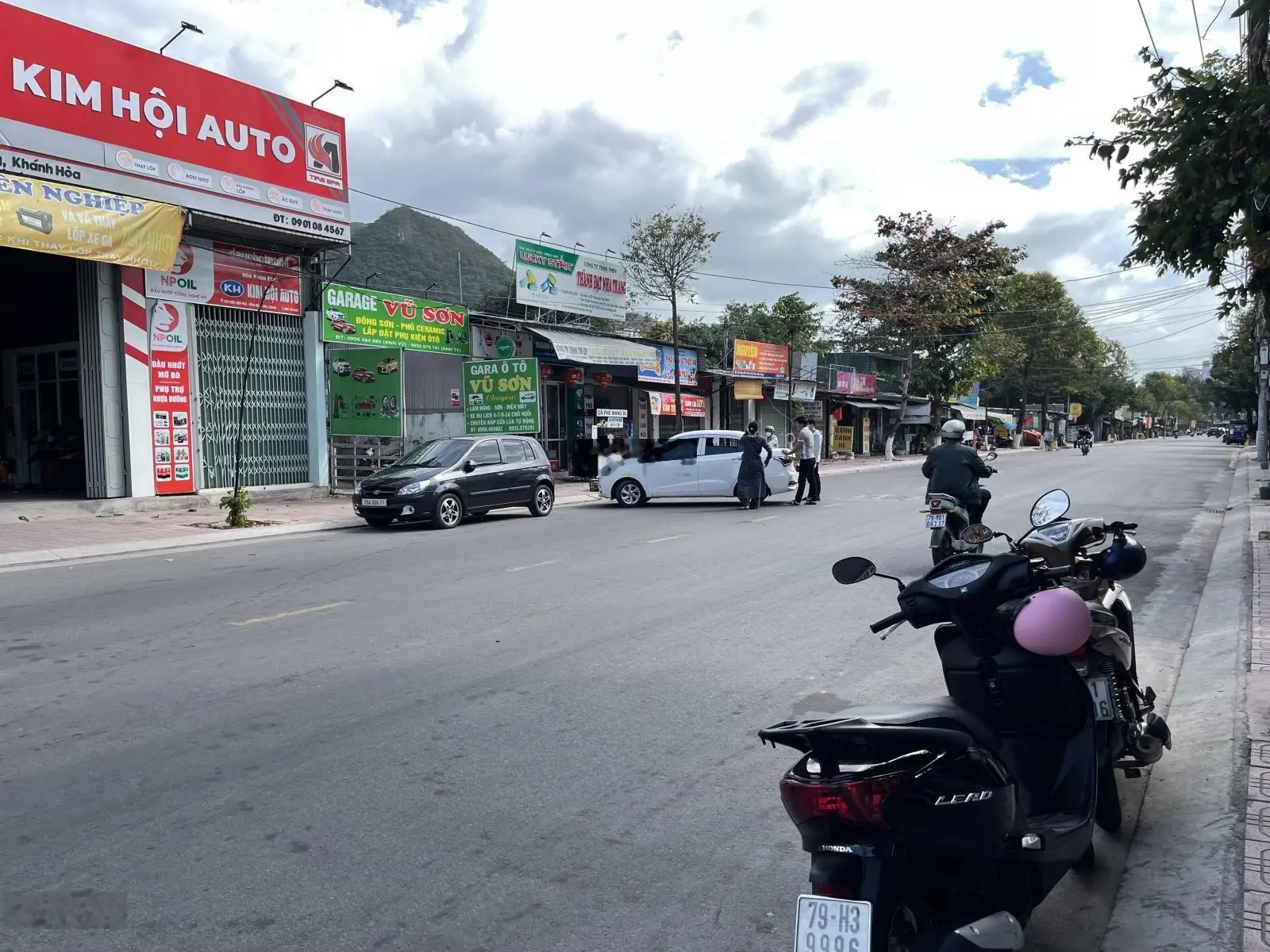 Cần bán gấp nhà mặt tiền kinh doanh, cạnh bến xe , cách biển 3 phút