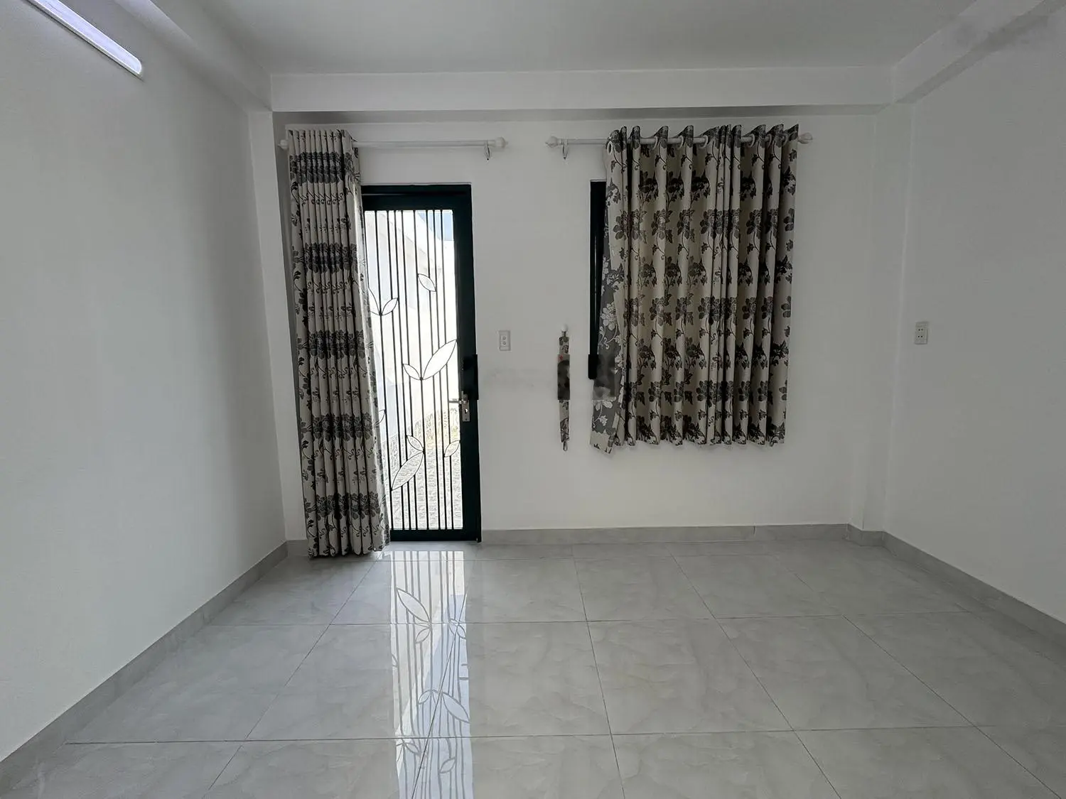 Nhà phố Trệt,3 lầu, sân thượng, mới 100%, 4 phòng ngủ, hẻm xe hơi đổ cửa khu VIP Nguyễn Thượng Hiền