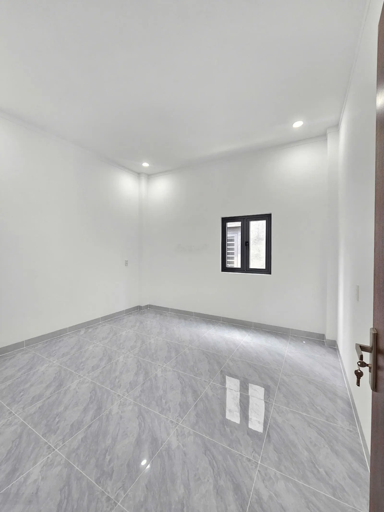 Nhà hoàn công, cách DT743 chỉ 200m