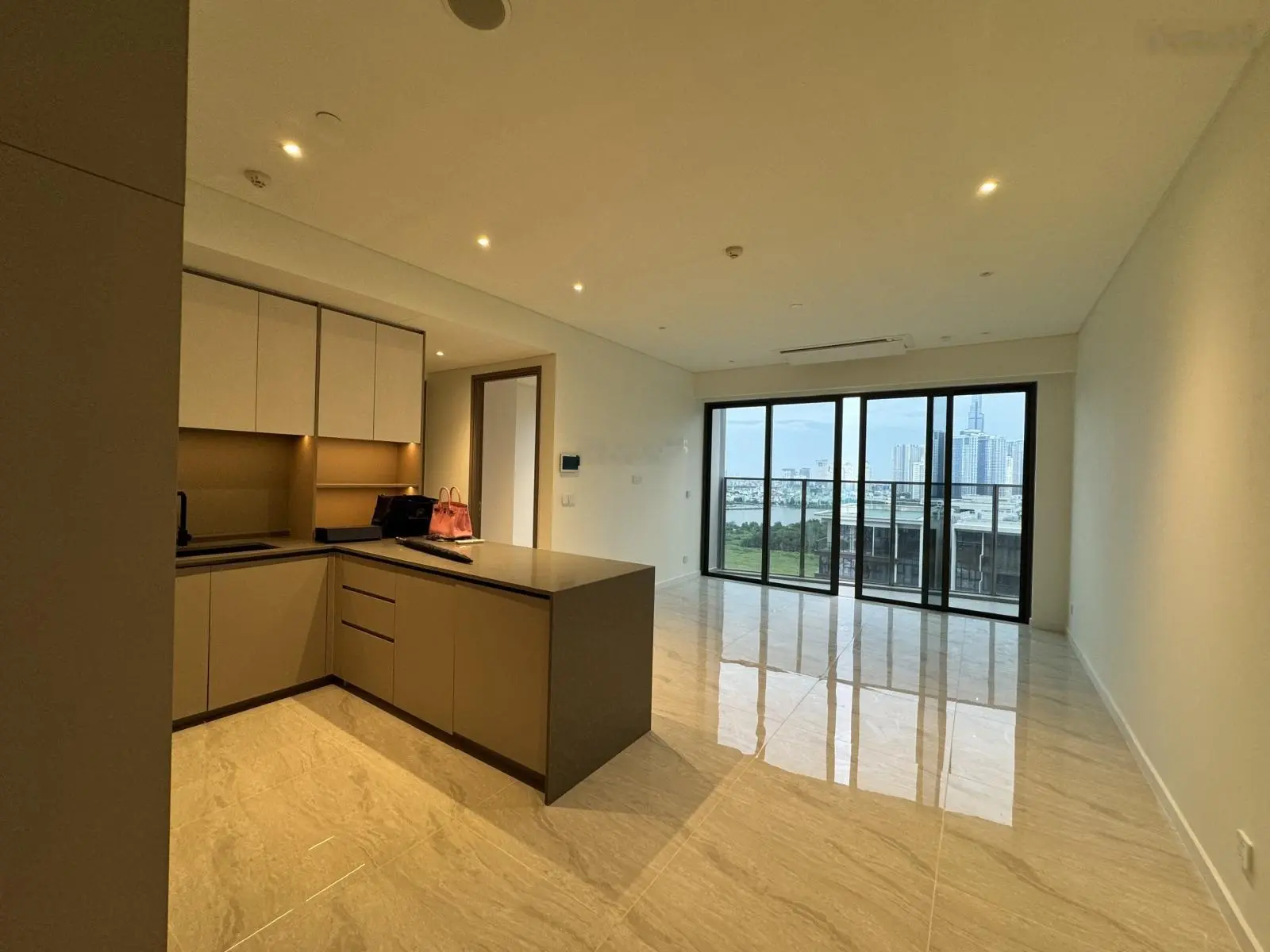Bán gấp căn hộ chung cư 75m2 tại the opera residence, giá 18,5 tỷ vnd