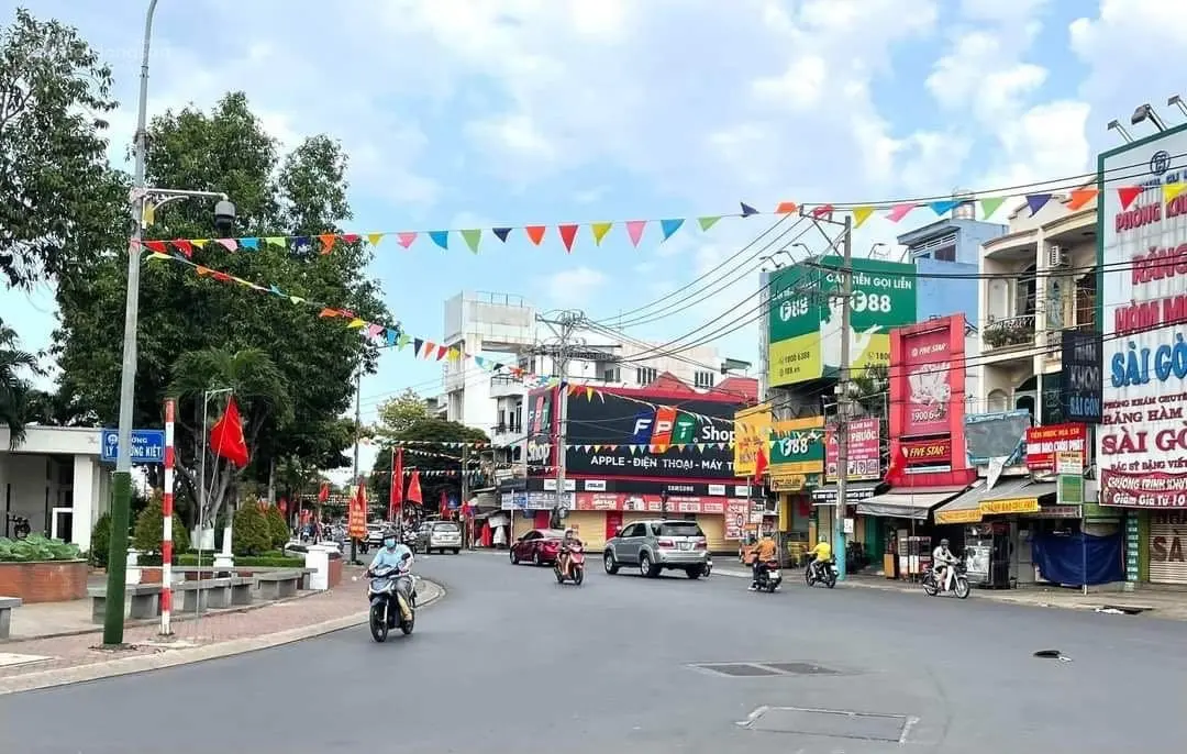 Căn góc 2Mt đường chính Trần hưng Đạo ngay gần chợ - nhà thờ Dĩ An - 320m2 ngang 10m sổ riêng