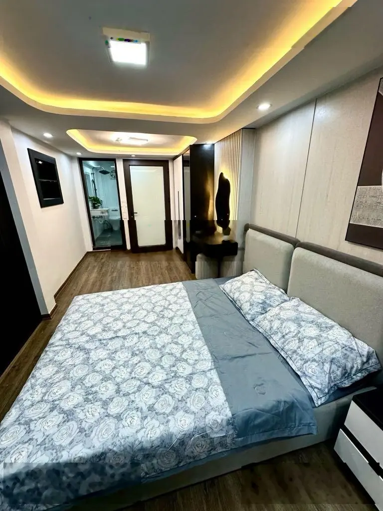 Chính chủ tôi cần bán gấp nhà Ngọc Lâm MT rộng 38m2 5 tầng ô tô, lô góc chỉ 5.x tỷ