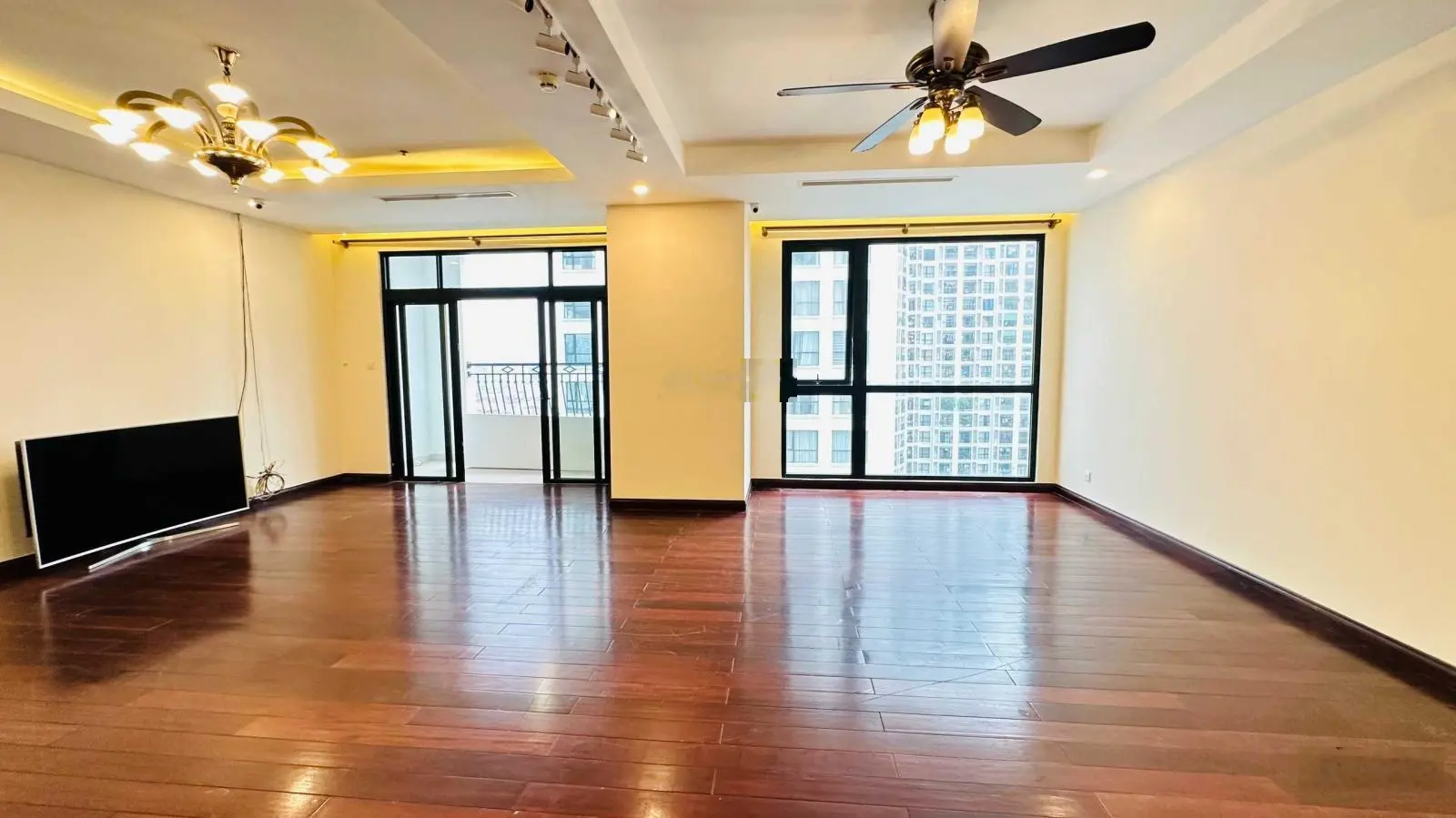 Chính chủ bán căn 3 PN 143m2 full đồ tại Green Diamond 93 Láng Hạ, ban công Tây Bắc view hồ, sổ đỏ