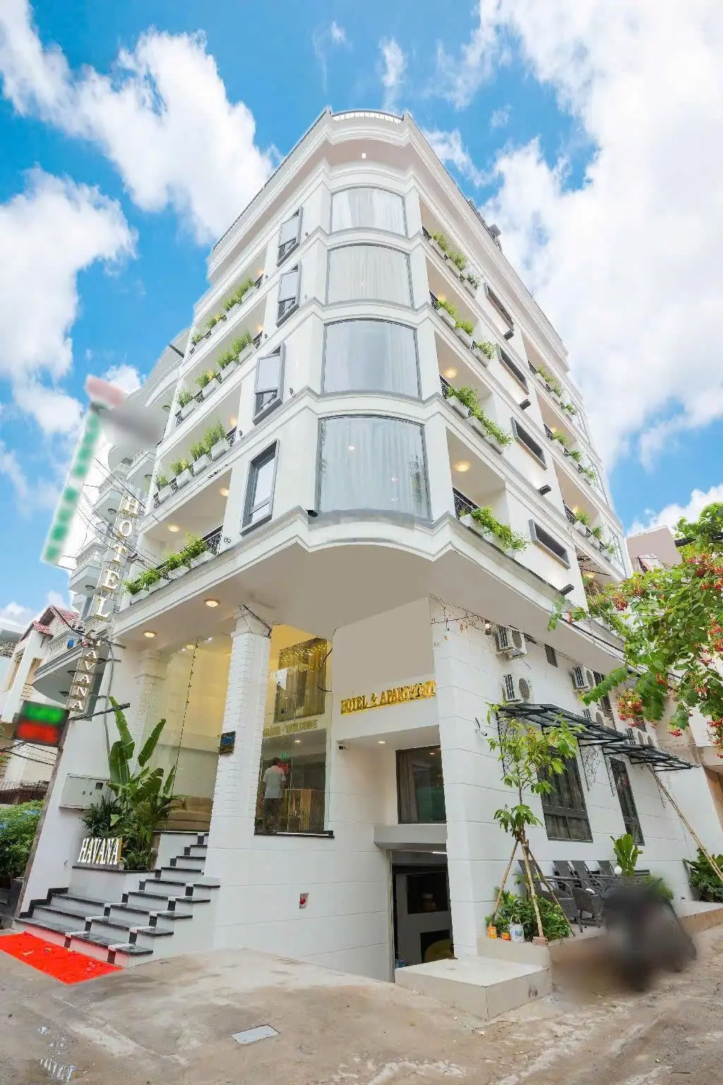 Bán Tòa Khách Sạn Cao Cấp Góc 2 MT. P2 Cách Sân Bay 500m.DT 150m. Hầm 5 Tầng ST.TN 350tr. Giá 43ty