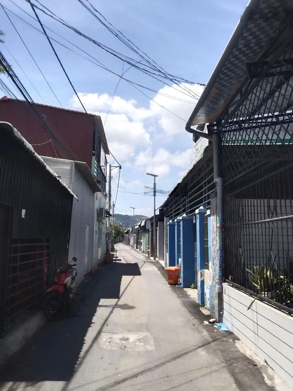 Bán nhà 1 lầu, gần vòng xoay ĐBP, thổ cư, hẻm xe hơi vào nhà, 4,4 x 34m. Gần chợ mới Long Hải