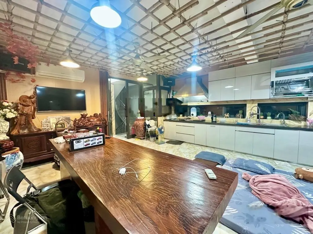 Nhà đẹp ô tô đỗ vào nhà viw hồ thoáng sáng giá hấp dẫn. Gần hồ linh Quang