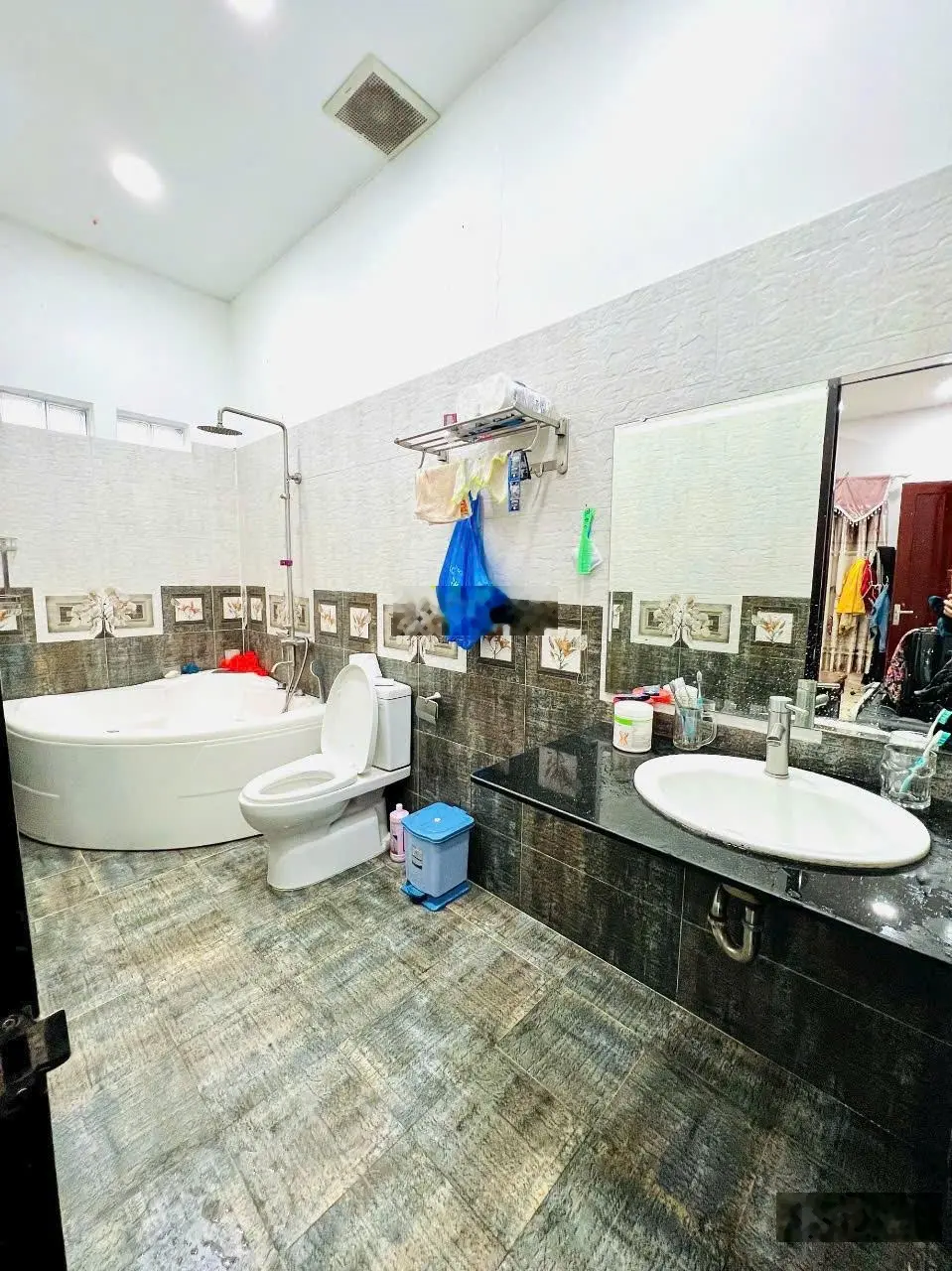 Bán gấp nhà DT 217m2 thổ cư mặt tiền đường 12m, nhà đẹp ở ngay, sân đậu xe hơi, sổ hồng chính chủ